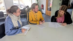 Das Bild zeigt Karoline Michaelis, Christian Klingbeil und Nina Hehn vom Diakonischen Werk Herzogtum Lauenburg bei der Erarbeitung eines Fragebogens zum freiwilligen Engagement in Ratzeburg