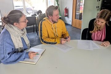 Das Bild zeigt Karoline Michaelis, Christian Klingbeil und Nina Hehn vom Diakonischen Werk Herzogtum Lauenburg bei der Erarbeitung eines Fragebogens zum freiwilligen Engagement in Ratzeburg