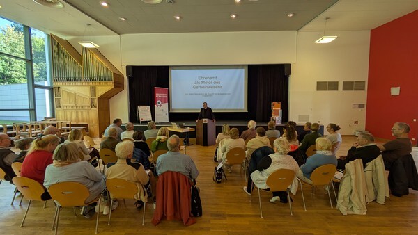 Das Bild zeigt Ulf Ollmann von der Christian-Albrechts-Universität Kiel bei seinem einführenden Vortrag zur Bedeutung des freiwilligen Engagements in Schleswig-Holstein.