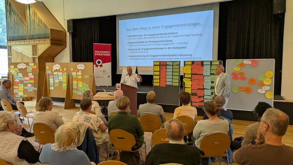 Das Bild zeigt Reinhart Grahn (re.) und Heiko Steiner (li.) bei der Präsentation der Ergebnisse ihrer Arbeitsgruppe im Forum der Bürgerwerkstatt zur Ratzeburger 'Engagementstrategie'.