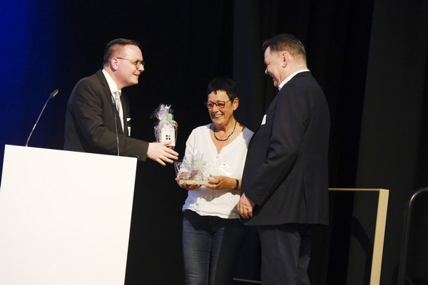 Das Bild zeigt Dr. Sebastian Kießig, Leiter des Programmbüros 'Engagierte Stadt'. Er beglückwünscht Marion Zosel-Mohr und Jochen Beuckers zur Wiederwahl als Sprecherin und Sprecher der 'Engagierten Städte'.