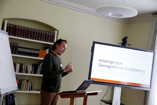 Das Bild zeigt Mark Sauer von der Stadt Ratzeburg beim Vortrag zum Thema 'Demografische Stadtplanung'. 