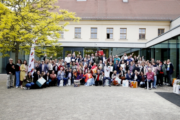 Das Bild zeigt ein großes Gruppenfoto vom Vernetzungstreffen 10 Jahre »Engagierte Stadt« in Wittenberg.