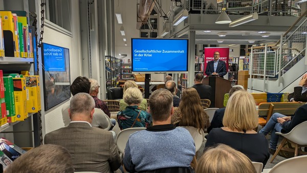 Das Bild zeigt Referent Andreas Grau bei seinem Vortrag zum parlamentarischen Abend der Stadt Ratzeburg in der Ratzeburger Stadtbücherei.