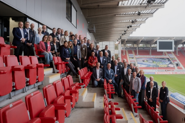 Das Bild zeigt (Ober)Bürgermeister*innen der 'Engagierten Städte' im Stadion Bieberer Berg in Offenbach in einer Gruppenaufnahme.
