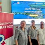 Das Bild zeigt Nina Hehn, Heiko Steiner, Christian Klingbeil und Bürgermeister Eckhard Graf in einer Gruppenaufnahme bei der Präsentation der Webseite "Gut für Ratzeburg! - Gemeinsam engagiert" im Ratssaal des Ratzeburger Rathaus.