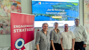 Das Bild zeigt Nina Hehn, Heiko Steiner, Christian Klingbeil und Bürgermeister Eckhard Graf in einer Gruppenaufnahme bei der Präsentation der Webseite "Gut für Ratzeburg! - Gemeinsam engagiert" im Ratssaal des Ratzeburger Rathaus.