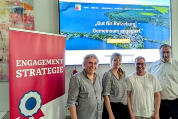 Das Bild zeigt Nina Hehn, Heiko Steiner, Christian Klingbeil und Bürgermeister Eckhard Graf in einer Gruppenaufnahme bei der Präsentation der Webseite "Gut für Ratzeburg! - Gemeinsam engagiert" im Ratssaal des Ratzeburger Rathaus.