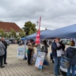 Bürgermeister Eckhard Graf (li.) im Gespräch an den Pavillons der Stadt Ratzeburg beim 'Tag der offenen Tür' der Bundespolizeiabteilung Ratzeburg © Stadt Ratzeburg