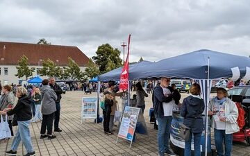 Bürgermeister Eckhard Graf (li.) im Gespräch an den Pavillons der Stadt Ratzeburg beim 'Tag der offenen Tür' der Bundespolizeiabteilung Ratzeburg © Stadt Ratzeburg
