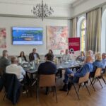 Bürgermeister Eckhard Graf und Stadtmarketingkoordinatorin Jana Trebesius (Bildmitte) im Gespräch mit Vertreterinnen und Vertreter der Ratzeburger Wirtschaft und mit Verantwortlichen der 'Partnerschaft für Demokratie' und der 'Engagementstrategie' © Stadt Ratzeburg