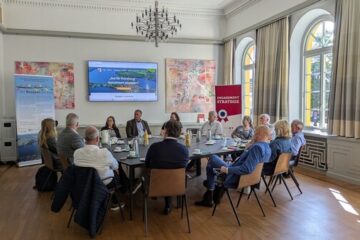 Bürgermeister Eckhard Graf und Stadtmarketingkoordinatorin Jana Trebesius (Bildmitte) im Gespräch mit Vertreterinnen und Vertreter der Ratzeburger Wirtschaft und mit Verantwortlichen der 'Partnerschaft für Demokratie' und der 'Engagementstrategie' © Stadt Ratzeburg